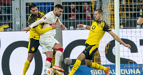Emre Can (Borussia Dortmund), Deniz Undav (VfB Stuttgart) und Waldemar Anton (Borussia Dortmund) im Zweikampf während des Spiels zwischen Borussia Dortmund und dem VfB Stuttgart.