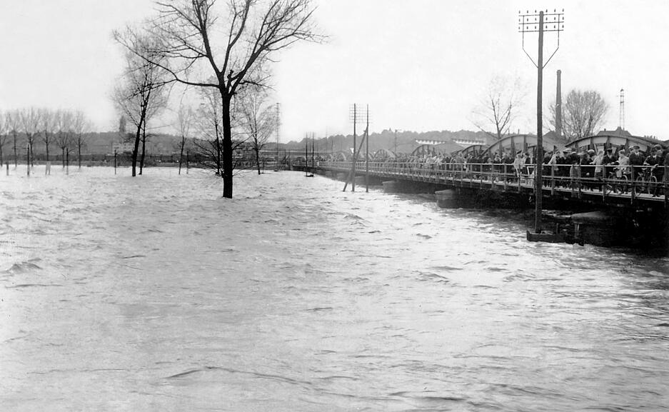 1931 erlebt die Neckarstadt Heilbronn im April einen Hochwasserrekord. Der Pegelstand ist 7,16 Meter. Die überschwemmte Neckarwiese zieht viele Schaulustige an. 1931 erlebt die Neckarstadt Heilbronn im April einen Hochwasserrekord. Der Pegelstand ist 7,16 Meter. Die überschwemmte Neckarwiese zieht viele Schaulustige an.