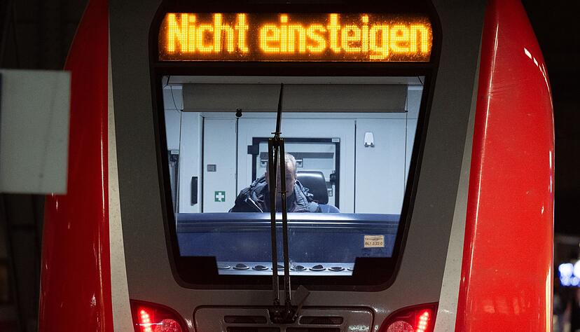 &bdquo;Nicht einsteigen" steht auf dem Display eines Nahverkehrszuges der Bahn.