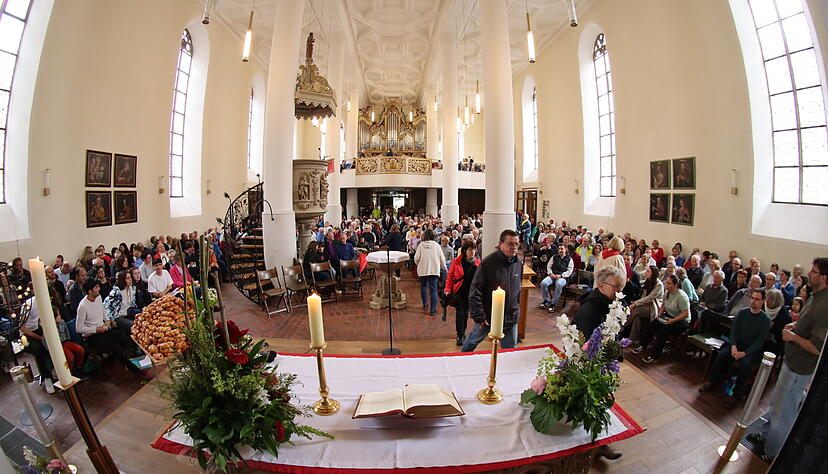 So voll ist die Johanneskirche selten: Etwa 450 Menschen kommen zum Gottesdienst.