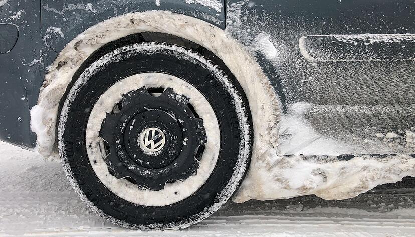 Wichtig ist, regelm&auml;&szlig;ig die Schneeklumpen zu entfernen, um Sch&auml;den an Reifen, Karosserie und Blech zu vermeiden.