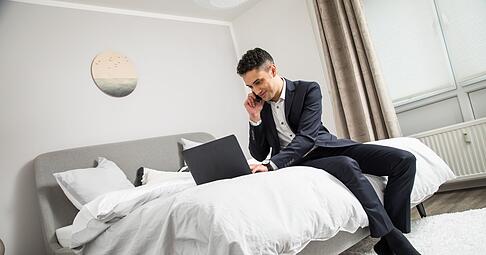 Karriere-Boost oder Beziehungskrise? Ein lukratives Angebot allein reicht nicht. Paare sollten Zeitplan, Treue und Zukunft offen kl&auml;ren.