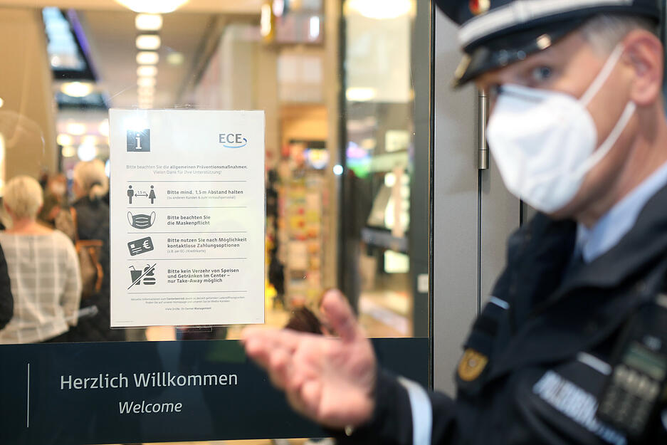 Mit der Polizeibeh&ouml;rde unterwegs in Heilbronn w&auml;hrend Corona, u.a. Maskenkontrolle