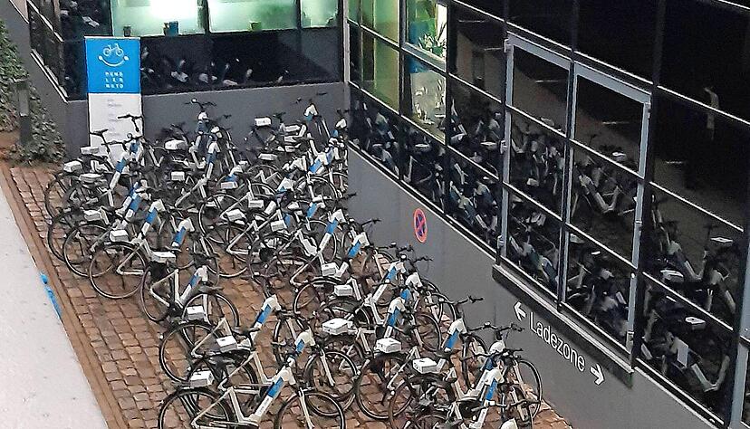 Die Hochschule Heilbronn und die Landesbank Baden-Württemberg in Stuttgart (Bild) waren Anlaufstellen für die zur Verfügung gestellten Räder und die sogenannte "PendlerRatD-Studie", die im kommenden Jahr im Detail ausgewertet wird.
Foto: privat Die Hochschule Heilbronn und die Landesbank Baden-Württemberg in Stuttgart (Bild) waren Anlaufstellen für die zur Verfügung gestellten Räder und die sogenannte "PendlerRatD-Studie", die im kommenden Jahr im Detail ausgewertet wird.
Foto: privat