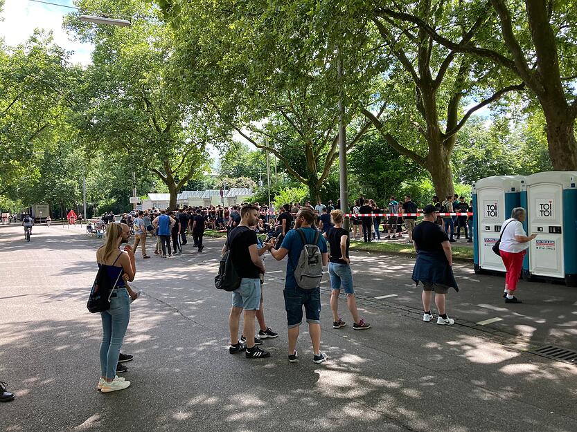 Stimmung bei Fans vor dem Ärzte-Konzert in Heilbronn Stimmung bei Fans vor dem Ärzte-Konzert in Heilbronn