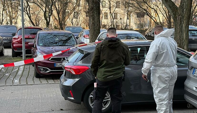 Nach einer Gewalttat in Berlin-Marzahn untersuchen Beamte der Spurensicherung ein Auto. Nach einer Gewalttat in Berlin-Marzahn untersuchen Beamte der Spurensicherung ein Auto.