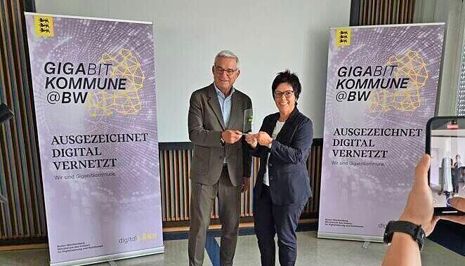 Thomas Strobl &uuml;berreicht Carmen Kieninger den Preis f&uuml;r Pfaffenhofen.