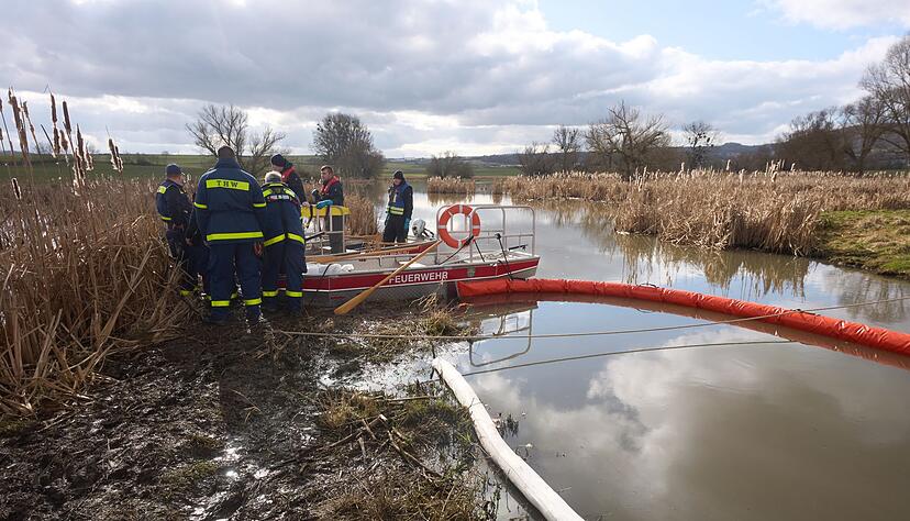 Bei Unf&auml;llen gelangen immer wieder Schadstoffe ins Wasser. (Symbolbild)