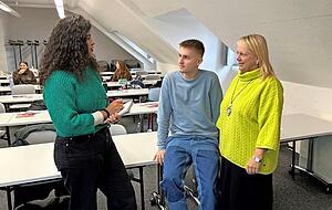 Martina Geiger, Direktorin des Lehrerseminars in Heilbronn (von rechts) mit Toni Stieglbauer und Karolini Dos Santos Rower im Gespr&auml;ch.
Foto: Lisa K&ouml;nnecke