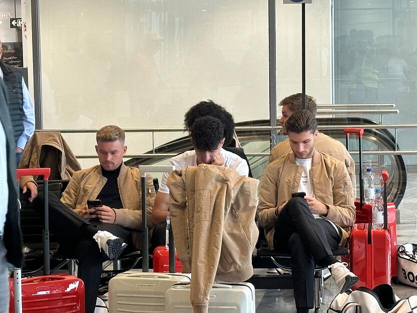 Am Flughafen warteten die Spieler des VfB Stuttgart auf den Abflug. Am Flughafen warteten die Spieler des VfB Stuttgart auf den Abflug.