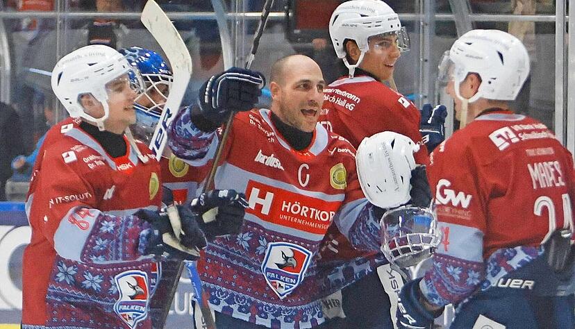 So ausgelassen jubeln wie am Sonntag nach dem 4:3-Erfolg gegen die Selber W&ouml;lfe w&uuml;rden die Heilbronner Falken um Kapit&auml;n Freddy Cabana (ohne Helm) gerne auch am Dienstagabend in Erding.