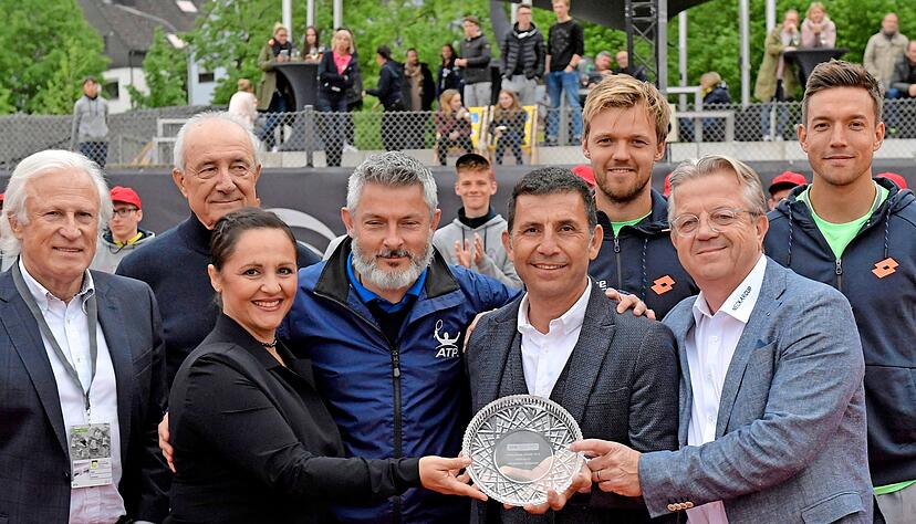 Da ist das Ding, mit Ehrenden und Geehrten (von links): Rolf Schmid (W&uuml;rttembergischer Tennis-Bund), Ion Coman (Referee), Mine Cebeci, Stephane Cretois (ATP), Metehan Cebeci, Kevin Krawietz, Tom Bucher und Andreas Meis.
Foto: Mario Berger