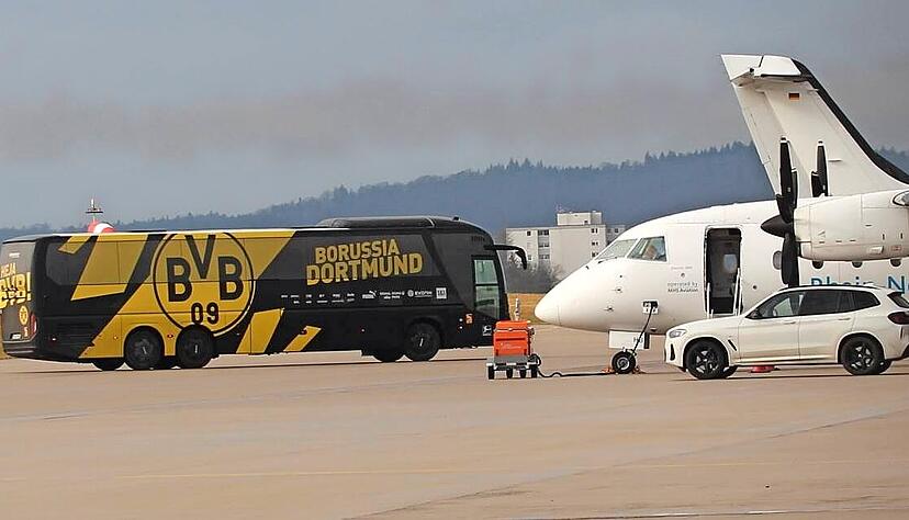 Viel zu sehen gab es für Zaungäste nicht: Die Fußballer des BVB stiegen am Haller Würth-Airport zügig in den Mannschaftsbus nach Heidenheim um. 
Foto: Tobias Würth
