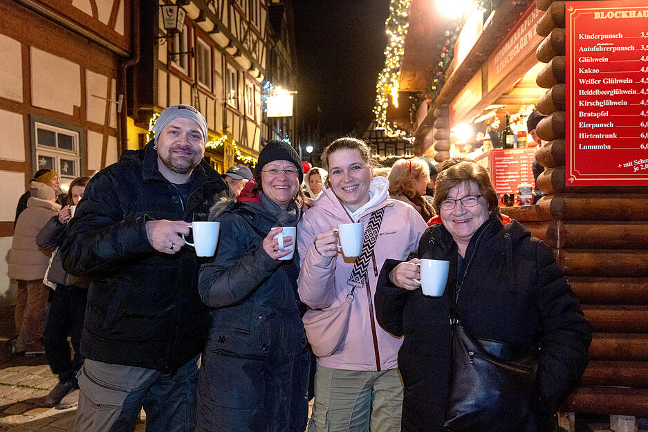 Der traditionsreiche Altdeutsche Weihnachtsmarkt in Bad Wimpfen wurde am Freitag eröffnet.