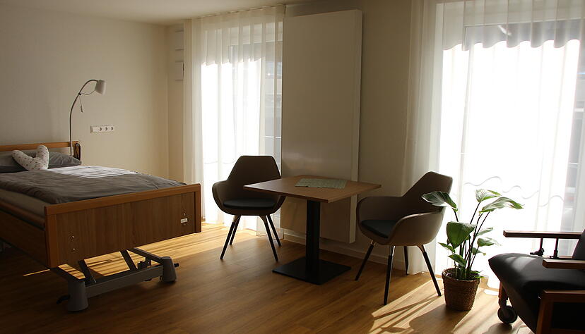 Die Zimmer im neuen Hospiz sind durchweg freundlich, lichtdurchflutet und mit einer warmen Atmosph&auml;re ausgestattet.