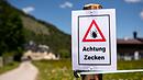 Wer so ein Schild beim Wandern sieht, sollte sich am Abend besonders gut nach Zecken absuchen. (Symbolbild)