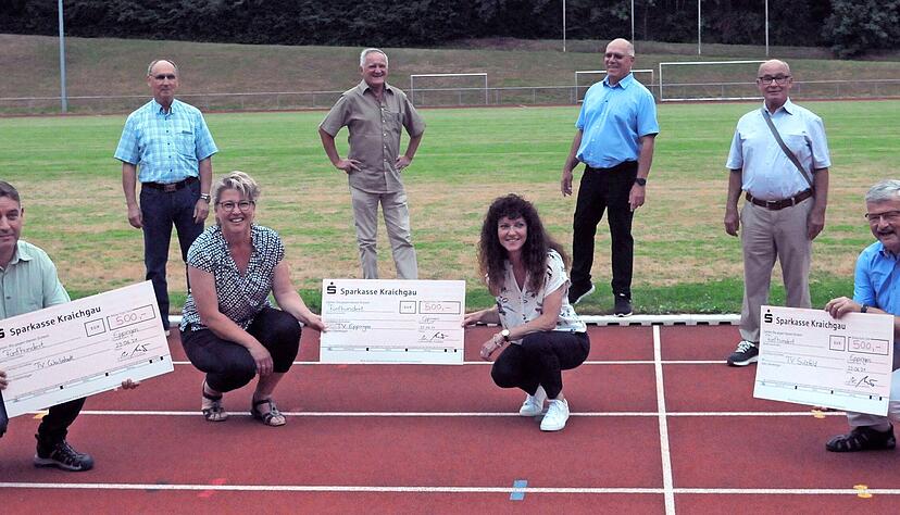 Die Gewinner (vorne von links): Ingo Liche (TV Waibstadt), Elke Cardoso und Tanja Probst (TV Eppingen) und Jürgen Mohr (TV Sulzfeld).
Foto: Klaus Krüger Die Gewinner (vorne von links): Ingo Liche (TV Waibstadt), Elke Cardoso und Tanja Probst (TV Eppingen) und Jürgen Mohr (TV Sulzfeld).
Foto: Klaus Krüger