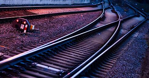 Wegen der gesperrten Strecke konnten drei Z&uuml;ge nicht weiterfahren. (Symbolbild)