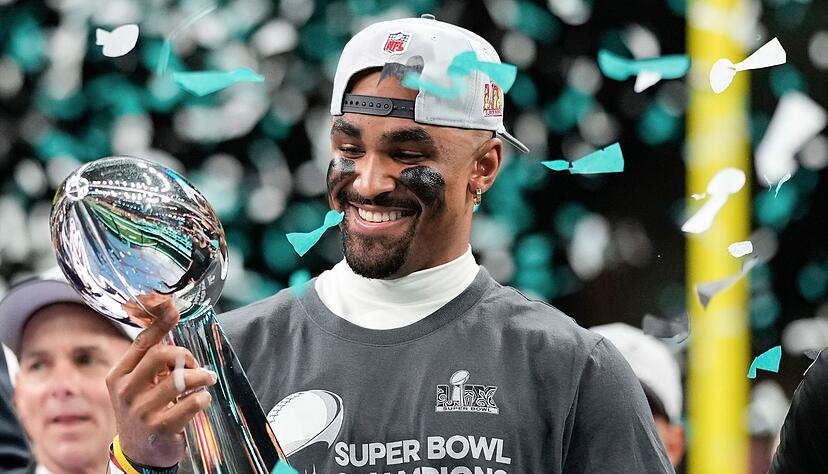 Die Eagles um Quarterback Jalen Hurts gehen als Titelverteidiger in die neue NFL-Saison - und als Favorit der Wettanbieter.
