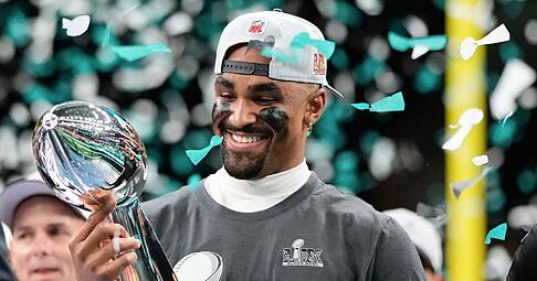 Die Eagles um Quarterback Jalen Hurts gehen als Titelverteidiger in die neue NFL-Saison - und als Favorit der Wettanbieter.