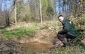 Revierleiter Alexander Fichtner an einer der sechs Mulden, die im Staatswald Heilbronn oberhalb des Zubringers f&uuml;r Gelbbauchunken ausgegraben wurden.