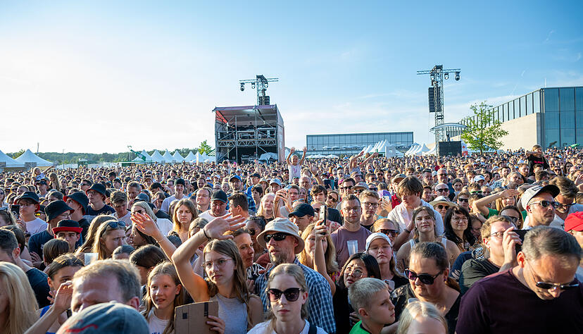 Rund 10.000 Besucher kamen am Freitagabend aufs Festivalgelände in Künzelsau-Gaisbach.