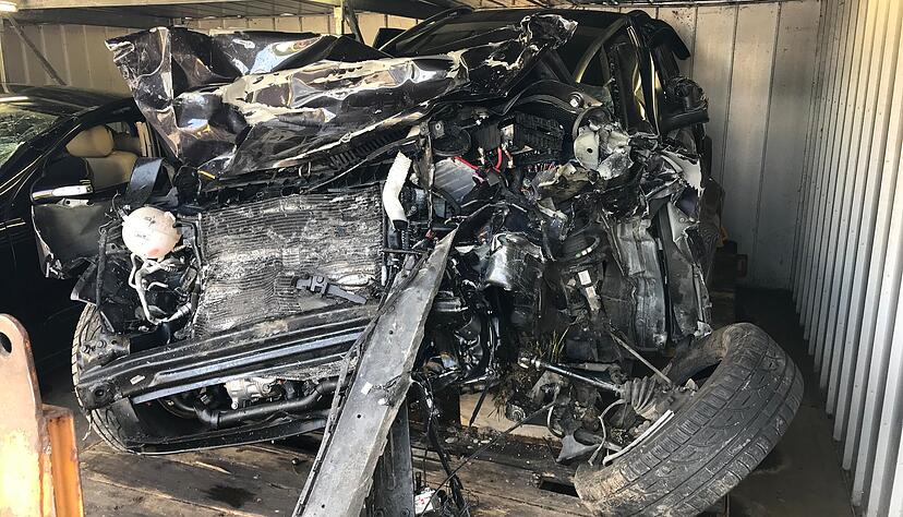 Das zerstörte Auto von Jadranka Dolch lässt erahnen, wie heftig der Crash war. Das zerstörte Auto von Jadranka Dolch lässt erahnen, wie heftig der Crash war.