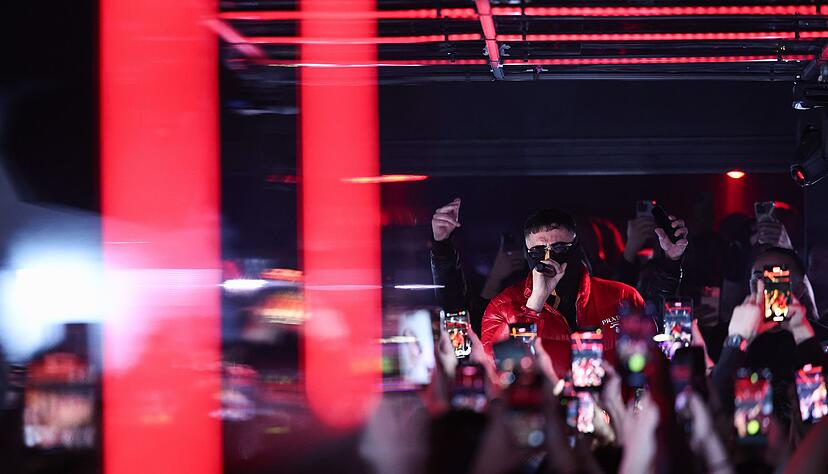 Haftbefehl steht nach Erscheinen seiner Netflix-Doku wieder auf der Bühne. Haftbefehl steht nach Erscheinen seiner Netflix-Doku wieder auf der Bühne.