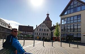 Hans-Jürgen Schaaf lässt sich nicht die Laune verderben und genießt die Sonne auf dem Vorstadtplatz. Foto: Henrike Mielke Hans-Jürgen Schaaf lässt sich nicht die Laune verderben und genießt die Sonne auf dem Vorstadtplatz. Foto: Henrike Mielke