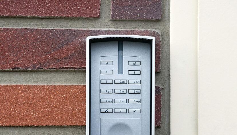 Alarmanlagen schrecken ab: Am besten in Kombination mit gut gesicherten Türen und Fenstern. Alarmanlagen schrecken ab: Am besten in Kombination mit gut gesicherten Türen und Fenstern.