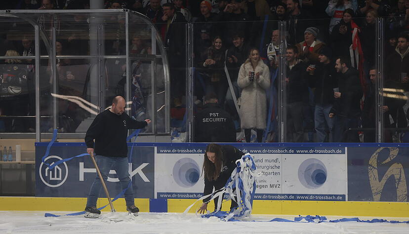 Bevor das Spiel gegen die Stuttgart Rebels weitergehen kann, muss das Eis von den Bänder befreit werden. Bevor das Spiel gegen die Stuttgart Rebels weitergehen kann, muss das Eis von den Bänder befreit werden.