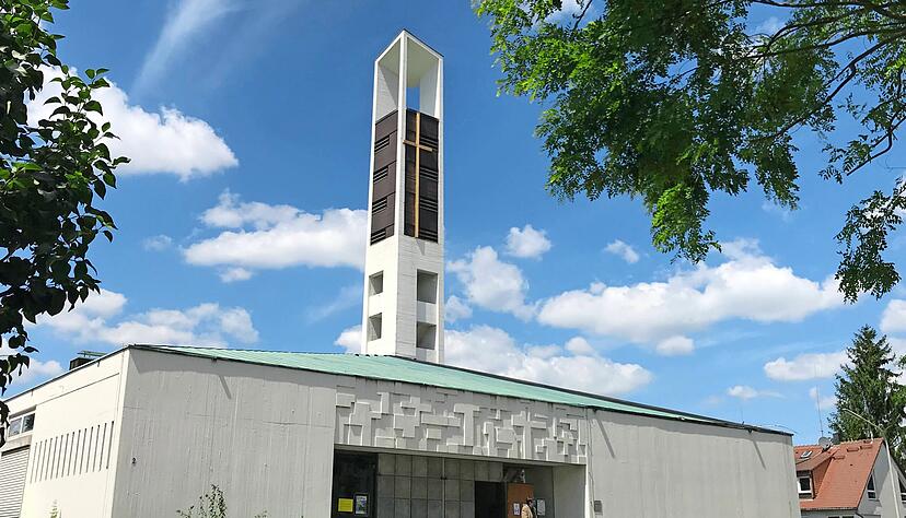 Der Turm der Kreuzkirche am Hohrain oberhalb des Wertwiesenparks steht für ein Kapitel Süd-Stadtentwicklung in den Aufbaujahren nach 1945. Ende des Jahres übernimmt die freikirchliche Evangeliumsgemeinde das Gebäude.
Foto: Kilian Krauth Der Turm der Kreuzkirche am Hohrain oberhalb des Wertwiesenparks steht für ein Kapitel Süd-Stadtentwicklung in den Aufbaujahren nach 1945. Ende des Jahres übernimmt die freikirchliche Evangeliumsgemeinde das Gebäude.
Foto: Kilian Krauth