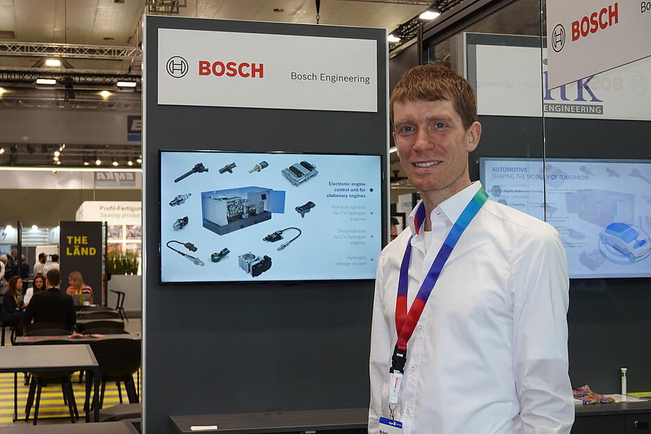 Michael Renk am kleinen Stand im Bereich von "The L&auml;nd": Hier zeigt er den Interessenten, was Bosch zum Thema Blockheizkraftwerke und Stromaggregate im Portfolio hat.