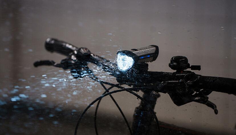 Auch (simulierten) Regenschauern wurden die Fahrradleuchten ausgesetzt. Auch (simulierten) Regenschauern wurden die Fahrradleuchten ausgesetzt.