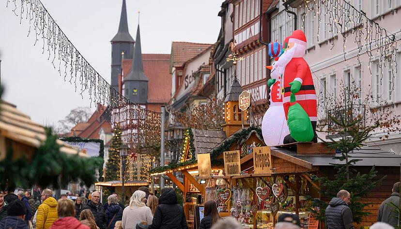 Mehrere Zeugen hatten angegeben, am Freitagabend dort einen Mann mit einer Langwaffe gesehen zu haben. Mehrere Zeugen hatten angegeben, am Freitagabend dort einen Mann mit einer Langwaffe gesehen zu haben.
