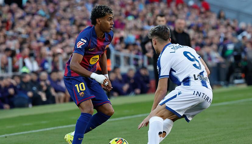 Barcelonas Lamine Yamal (l) und seine Kollegen sind wieder Tabellenf&uuml;hrer.