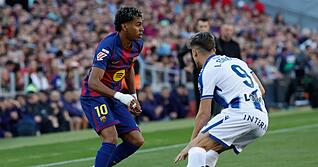 Barcelonas Lamine Yamal (l) und seine Kollegen sind wieder Tabellenf&uuml;hrer.