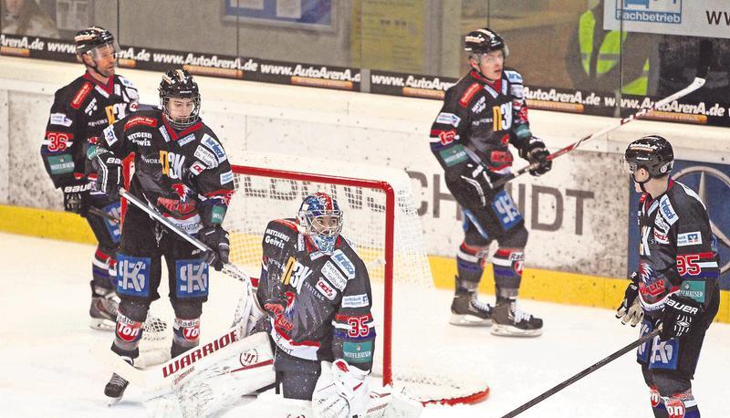 Kollektive Ratlosigkeit nach einem Kaufbeurer Treffer. Torsten Fendt, Moritz Muth, Torwart Philip Lehr, Marcel Kurth und Patrick Eisele (von links) schauen sich an. Wie konnte das denn passieren? Fotos: Andreas Veigel