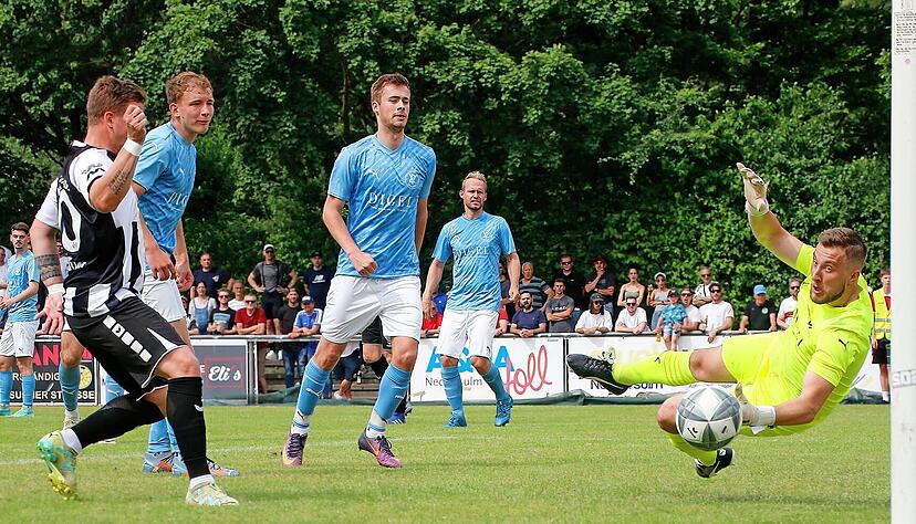Der Heilbronner Mirco Born (links) scheitert am hervorragend reagierenden Torhüter Joel Mogler. Der Heilbronner Mirco Born (links) scheitert am hervorragend reagierenden Torhüter Joel Mogler.