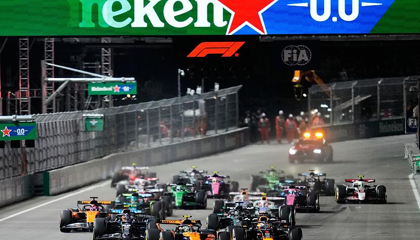 Bei seinem Manöver gegen Max Verstappen (vorne rechts) verzockt sich Lando Norris (vorne rechts)