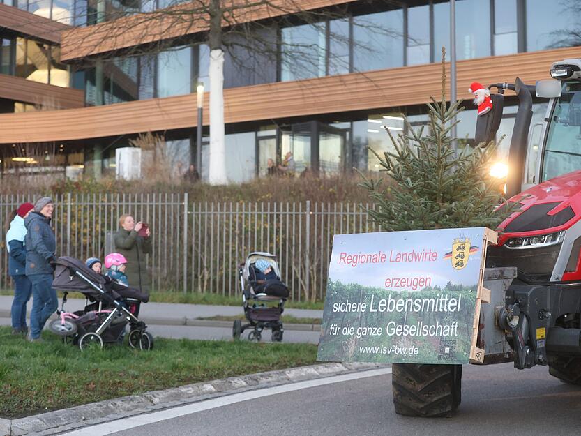 An vielen Treckern sind Schilder mit mahnenden Spr&uuml;chen montiert.
