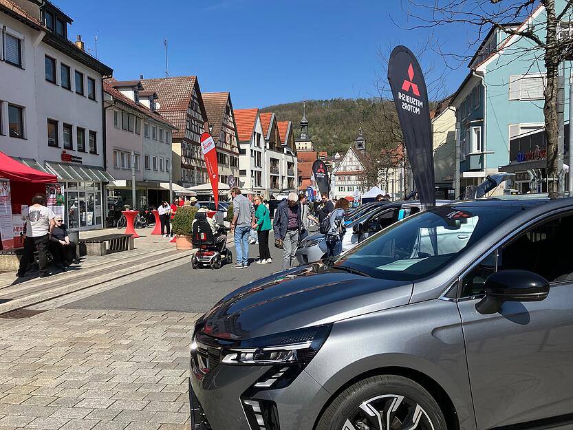 5. April 2025: Neu- und Gebrauchtwagenmarkt in K&uuml;nzelsau bei bestem Wetter.
