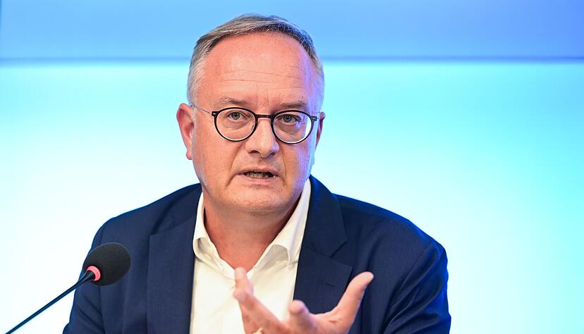 SPD-Fraktionschef Andreas Stoch warnt vor Ungerechtigkeiten bei Sonderzahlungen für Beamte mit mehreren Kindern. (Archivbild) SPD-Fraktionschef Andreas Stoch warnt vor Ungerechtigkeiten bei Sonderzahlungen für Beamte mit mehreren Kindern. (Archivbild)