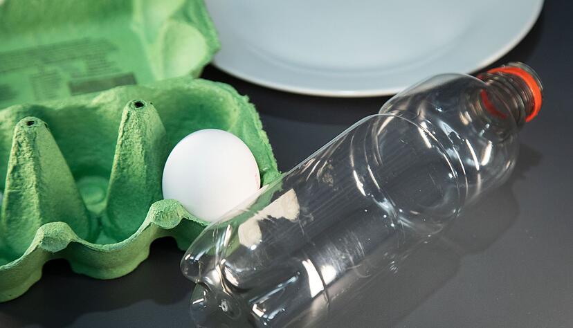 Eine Flasche soll dabei helfen, Eigelb von Eiwei&szlig; zu trennen - funktioniert das?