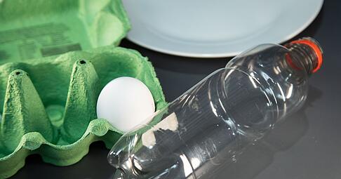 Eine Flasche soll dabei helfen, Eigelb von Eiwei&szlig; zu trennen - funktioniert das?