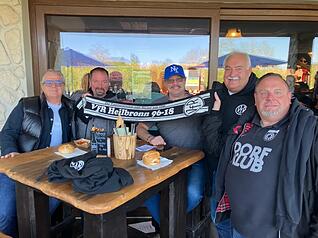 Heilbronner Fans mit VfR-Kluft sind im Stadion. Thomas Lenz (Mitte), Andy H&uuml;ttner, Reiko Widmann und Kumpels stimmen sich auf das Spiel ein.