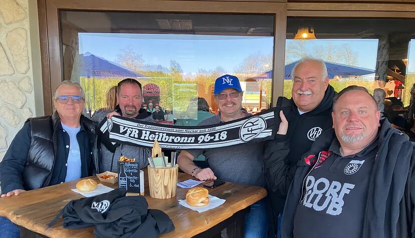 Heilbronner Fans mit VfR-Kluft sind im Stadion. Thomas Lenz (Mitte), Andy H&uuml;ttner, Reiko Widmann und Kumpels stimmen sich auf das Spiel ein.