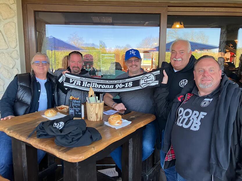 Heilbronner Fans mit VfR-Kluft sind im Stadion. Thomas Lenz (Mitte), Andy H&uuml;ttner, Reiko Widmann und Kumpels stimmen sich auf das Spiel ein.