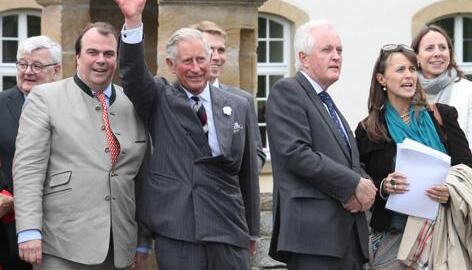 Prinz Charles (3.v.l.) zu Gast bei Philipp zu Hohenlohe-Langenburg (2.vl.).