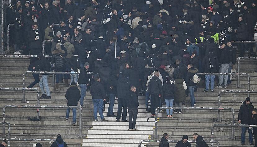 Aus Protest gegen die Polizei ziehen sich die Frankfurter Ultras aus ihrem Fanblock zurück. Aus Protest gegen die Polizei ziehen sich die Frankfurter Ultras aus ihrem Fanblock zurück.